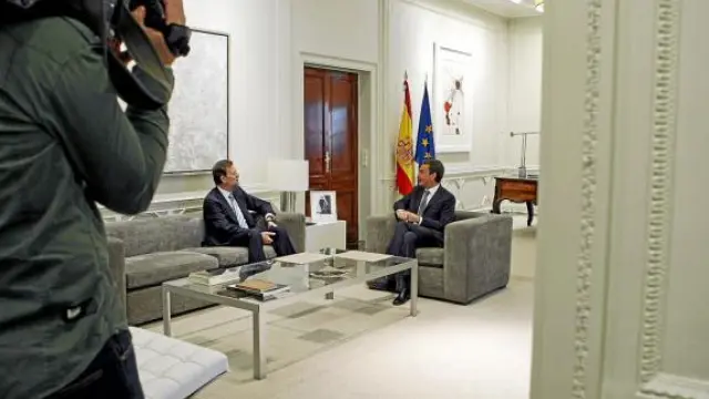 Zapatero y Rajoy, ayer al inicio de la reunión en el palacio de la Moncloa.