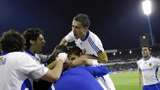 Los jugadores del Real Zaragoza se abrazan tras el gol de Colunga.