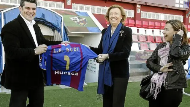 Losfablos sostiene con Luisa Fernanda Rudi una camiseta personalizada. A la derecha, Ana Alós.