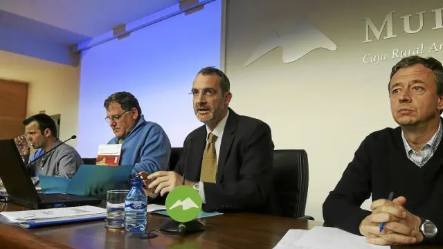 De izquierda a derecha, Jaime Casterad, el moderador de la mesa Miguel Chivite, Álvaro Burrel y Eduardo Generelo.