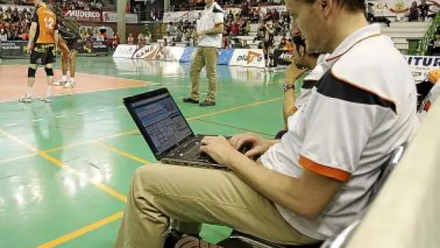 Inconfundible imagen de José Ignacio Marcos y su portátil.
