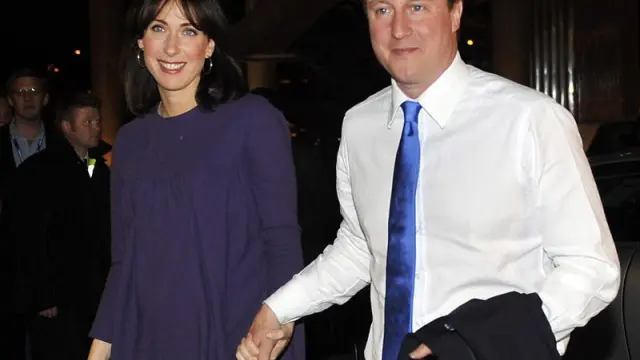 David Cameron junto a su esposa