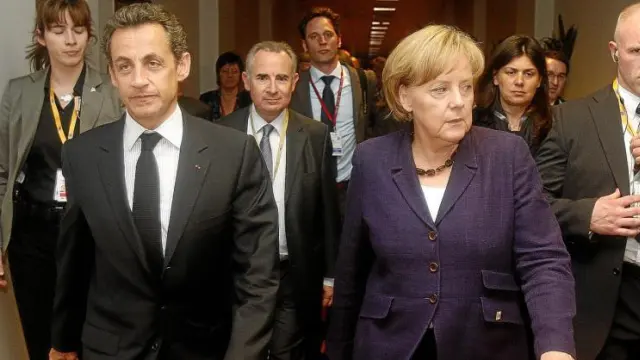 Sarkozy y Merkel en la cumbre del Eurogrupo, celebrada en la noche del viernes en Bruselas.