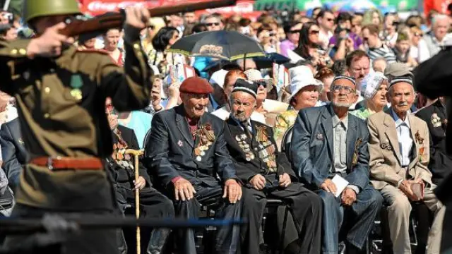 Veteranos rusos de la II Guerra Mundial durante el acto del Día de la Victoria, ayer.