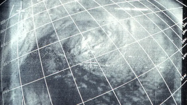 Una de las primeras imágenes que tomó el satélite meteorológico Tiros mostraba por primera vez la imagen real de un ciclón visto desde 700 km de altura