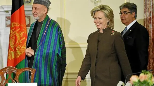 Karzai y Clinton, instantes antes de comenzar el encuentro bilateral entre Afganistán y EE. UU.