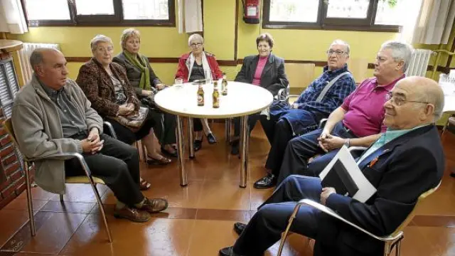 Un grupo de jubilados debatía ayer sobre la congelación en el Hogar del Pensionista del Boterón.