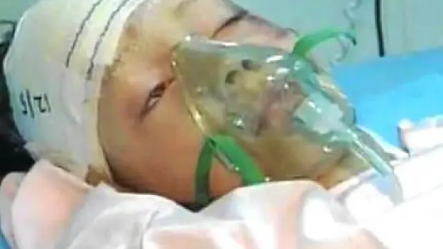 El niño superviviente, en un hospital de Trípoli, ayer.