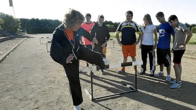 Alumnos del IES Pirámide durante una clase de Educación Física en la pista de atletismo.