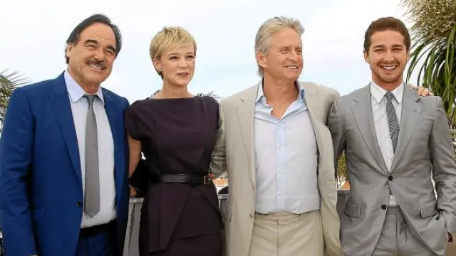 Olvier Stone, Carey Mulligan, Michael Douglas y Shia LaBeouf, ayer en Cannes.