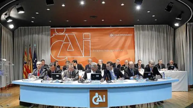 El Consejo de Administración de la CAI en la última Asamblea General de la entidad. En el extremo izquierdo de la mesa, Eduardo Ruiz de Temiño; en el extremo derecho, Juan Pemán.