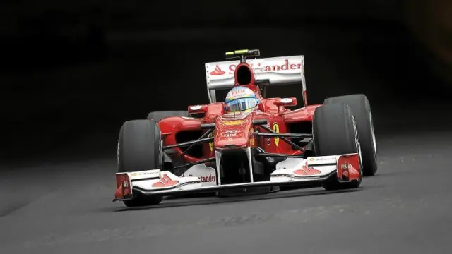 Fernando Alonso vuela a la salida del túnel, en el circuito urbano de Montecarlo, donde remontó desde el último puesto a la sexta posición.