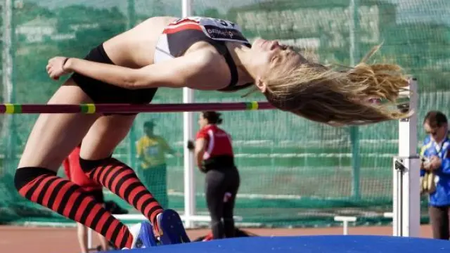 Una atleta intenta superar el listón en el salto de altura ayer en el CAD de Zaragoza.