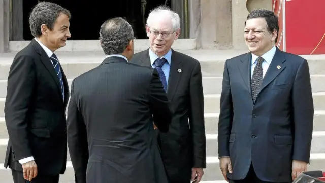 Jose Luis Rodríguez Zapatero, Herman Van Rompuy y Jose Manuel Durao Barroso (derecha) reciben a Felipe Calderón (de espaldas).