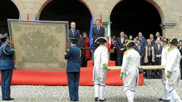 Rodríguez Zapatero y Calderón, en la ceremonia de la simbólica permuta de banderas.