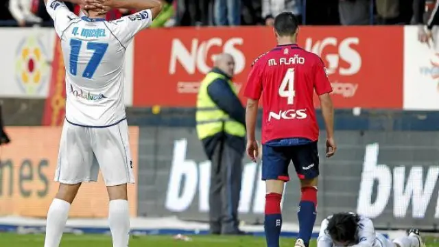 Dos jugadores del Tenerife, hundidos tras consumarse el descenso.