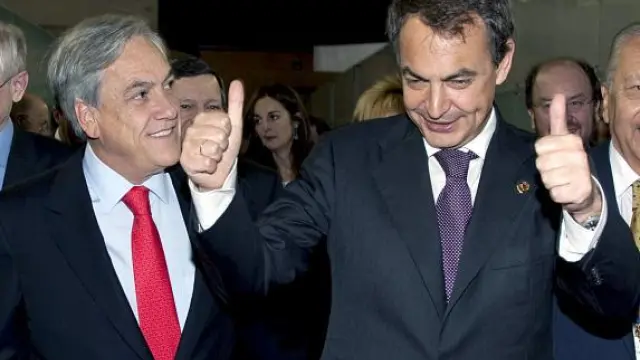 El presidente español, José Luis Rodríguez Zapatero (d), con el chileno, Sebastián Piñera, ayer.