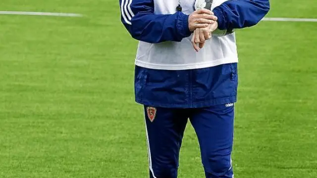 José Aurelio Gay comprueba su reloj en una entrenamiento del Zaragoza.