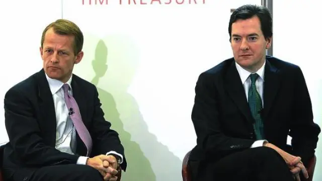 El ministro del Tesoro David Laws (i) y el de Economía, George Osborne, ayer en Londres.