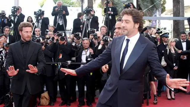 Javier Bardem (a la derecha), llegando al pase de 'Biutiful' en Cannes. Detrás, González Iñárritu.