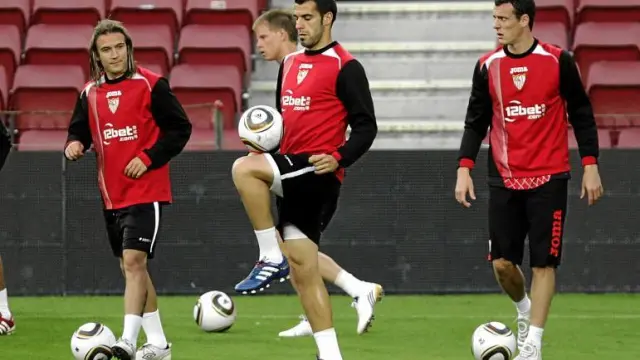El sevillista Álvaro Negredo, que finalmente podrá jugar hoy frente al Atlético de Madrid, se entrena en el Camp Nou.