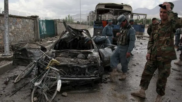 Soldados afganos inspeccionan el lugar donde se registró el atentado suicida en Kabul.