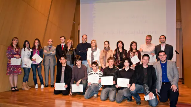 Los ganadores del X concurso 'Reporteros en la Red', junto a la directora de la Obra Social de Ibercaja, sus profesores y el jurado