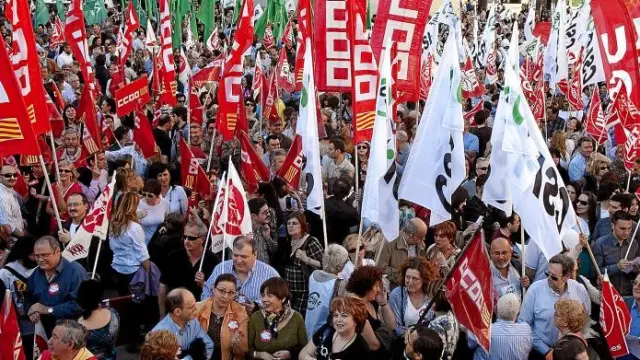 Más de 2.000 funcionarios y sindicalistas se concentraron frente a la sede de la Delegación del Gobierno.
