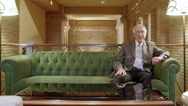 Graeme Clark, el pasado jueves en el hotel Palafox, bien relajado antes de ser investido honoris causa en Zaragoza.