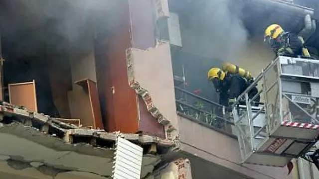 Los bomberos intentan entrar al edificio.