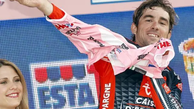 David Arroyo se pone la 'maglia' rosa en el podio de Asolo.