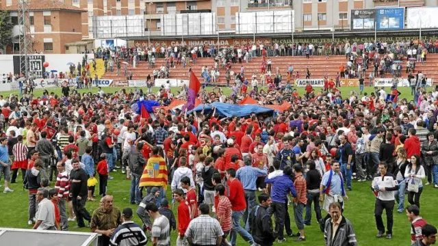 El público invadió el campo al terminar el partido y empezó a celebrar el ascenso.