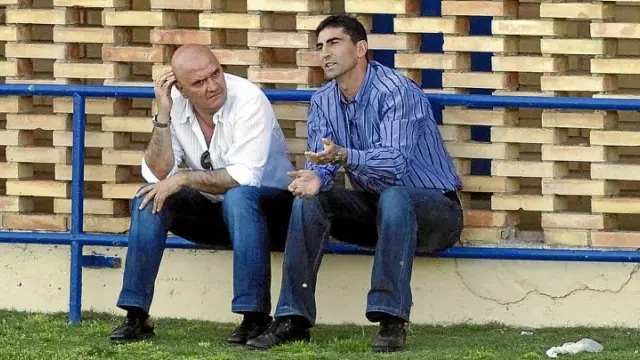 Pedro Herrera dialoga con José Aurelio Gay, durante el partido del Zaragoza B, ayer en la Ciudad Deportiva.