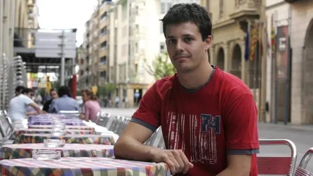 Óscar Herrero, jugador del Lobe Huesca, en una de las terrazas de los Porches de Galicia, ayer.