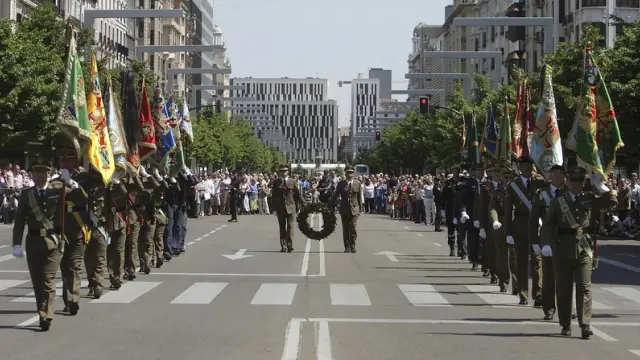 Homenaje militar a la bandera en la plaza de Aragón