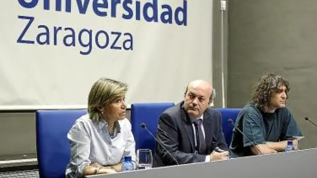 De izda. a dcha., Nerín, Beltrán y Gutiérrez, ayer en el Paraninfo.