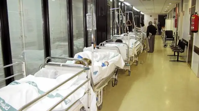 Hasta veinte pacientes esperaban ayer por la mañana en los pasillos de Urgencias para ser ingresados.