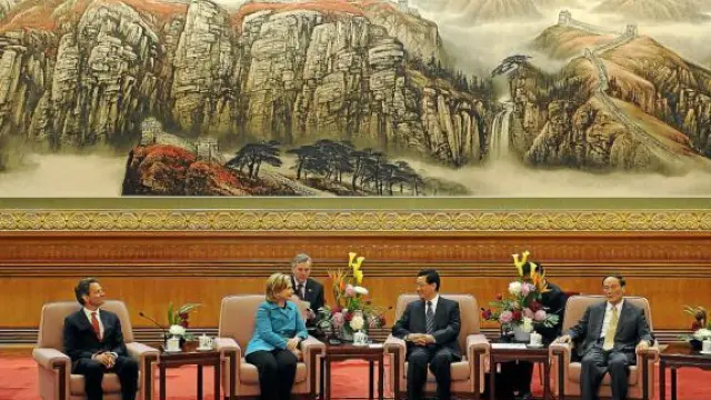 Wen Jiabao (2d) conversa con Hillary Clinton durante la reunión mantenida ayer en Pekín.