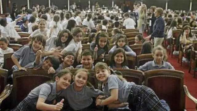 Alumnos del Montessori esperan que comience el concierto.