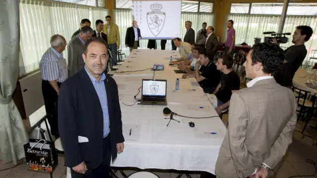 Iglesias, con algunos accionistas del Real Zaragoza