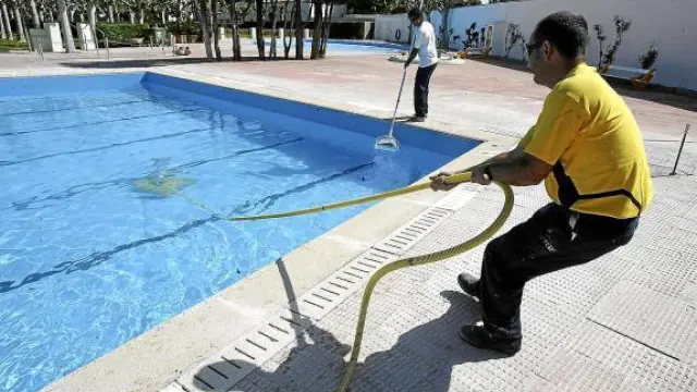 Los operarios municipales trabajaban ayer en la limpieza de la piscina de San Jorge.