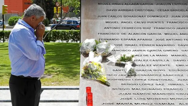 Un familiar de uno de los 62 militares fallecidos en la tragedia del Yak, durante el homenaje celebrado ayer en Zaragoza.