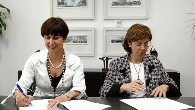 La directora general de Patrimonio del Estado, derecha, firma el traspaso con su homóloga de la DGA, ayer.