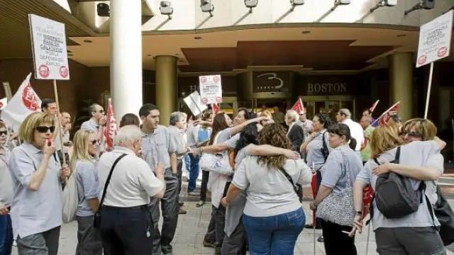 Protesta de empleados de CISA ayer ante el Boston, donde hubo reunión con la empresa.