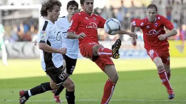 Mikel Álvaro, del Numancia, controla el balón durante el partido del pasado sábado en el campo del Real Unión de Irún.
