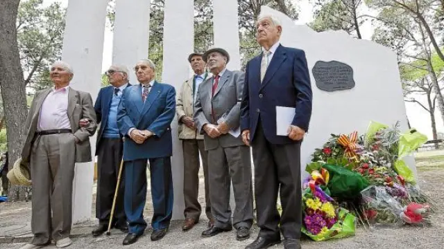 Los seis homenajeados, ayer, en el memorial a los deportados aragoneses.