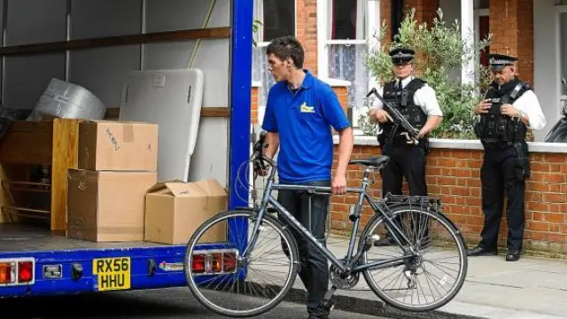 Dos policías observan la mudanza de los Cameron a la residencia oficial del primer ministro, ayer.