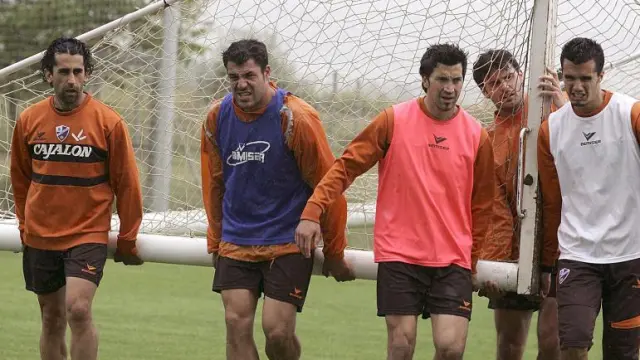 De izquierda a derecha, Paco Gallardo, Paco Borrego, Sorribas, Dorado e Iriome, durante el entrenamiento de ayer.