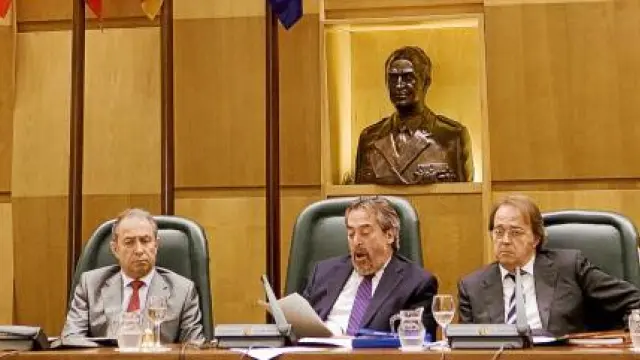 De izquierda a derecha, los socialistas Carmen Dueso, Fernando Gimeno, Juan Alberto Belloch y Carlos Pérez, y el aragonesista, Manuel Blasco.