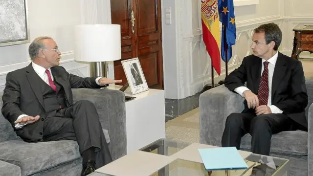 Rodríguez Zapatero y el presidente de la Caixa y la CECA, Isidro Fainé, en una reunión celebrada el pasado día 3 en la Moncloa.